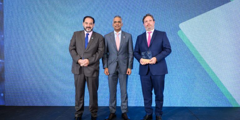 EGE Haina recibe reconocimiento regional por su liderazgo en energías renovables